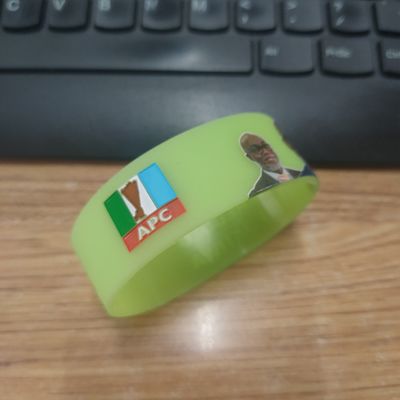 Eventos deportivos Muñeca de material de silicio Brazaletes de goma GlOW personalizados para festivales