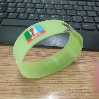 Eventos deportivos Muñeca de material de silicio Brazaletes de goma GlOW personalizados para festivales