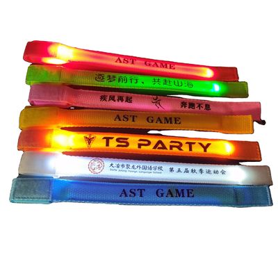 Pulsera LED de impresión offset de pantalla de seda personalizada de nylon para correr por la noche Brillo en brazalete oscuro
