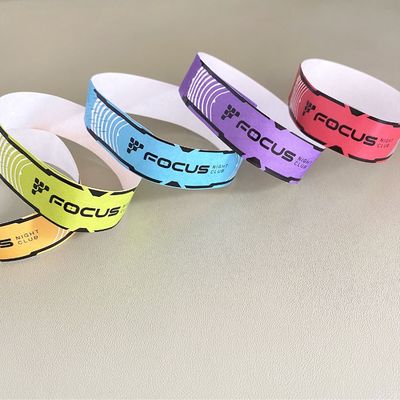 Logotipo personalizado Brazalete Impreso Papel a prueba de agua Brazaletes Tyvek Cierre adhesivo fuerte