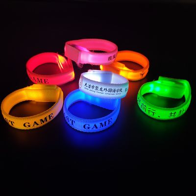 Pulsera LED de impresión offset de pantalla de seda personalizada de nylon para correr por la noche Brillo en brazalete oscuro