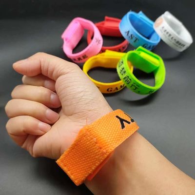 Colores personalizados con varios colores Iluminado Brazalete Led Flash Regalos con gráfico personalizado
