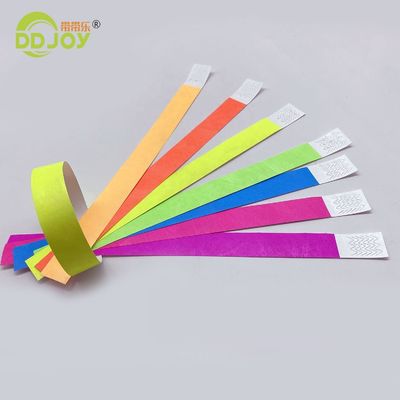 Pulsera Tyvek de impresión personalizada para eventos y festivales en color neón vibrante