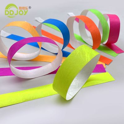 Pulsera Tyvek de impresión personalizada para eventos y festivales en color neón vibrante