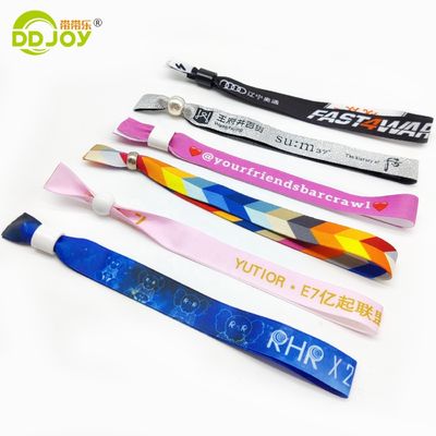Logotipo personalizado Fiesta de poliéster Satín Banda de pulsera de cinta tejida para eventos 350 * 15mm