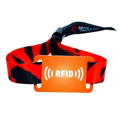 Fiestas y eventos Brazaletes RFID de tela de satén personalizada con impresión de logotipo Tamaño 350 * 15mm