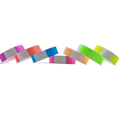 Haga una declaración en los festivales con nuestra pulsera Tyvek de papel neón en varios colores