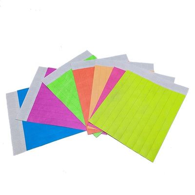 Haga una declaración en los festivales con nuestra pulsera Tyvek de papel neón en varios colores