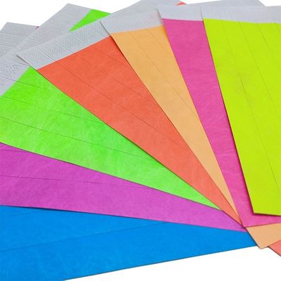 Haga una declaración en los festivales con nuestra pulsera Tyvek de papel neón en varios colores