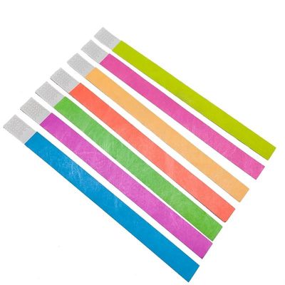Haga una declaración en los festivales con nuestra pulsera Tyvek de papel neón en varios colores