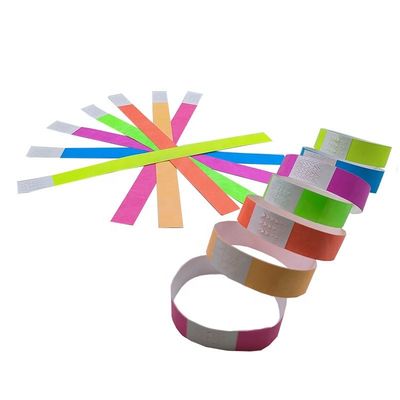 Haga una declaración en los festivales con nuestra pulsera Tyvek de papel neón en varios colores