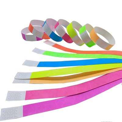 Haga una declaración en los festivales con nuestra pulsera Tyvek de papel neón en varios colores