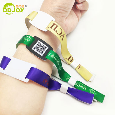 Eventos personalizados Fiestas de Fiestas Pulseras RFID con tela de satén e Impresión de logotipos de marcas