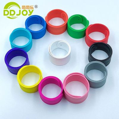 Revestimiento Color personalizado Stock Brazalete personalizado Bolsa personalizada Brazalete de silicona Snap Slap