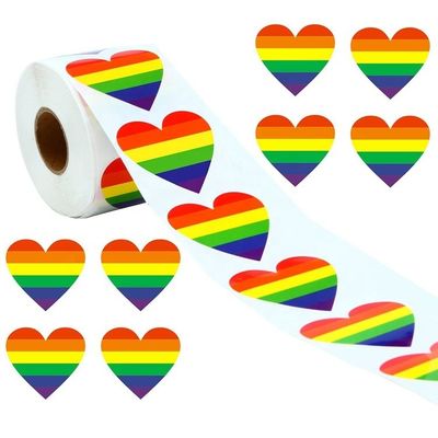Artesanía de regalo 1.5 pulgadas 500 pcs / rollo En forma de corazón rayado Amor Gay Orgullo Rainbow Heart Ribbon Sticker