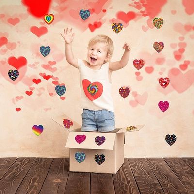 Artesanía de regalo 1.5 pulgadas 500 pcs / rollo En forma de corazón rayado Amor Gay Orgullo Rainbow Heart Ribbon Sticker