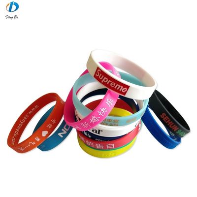 Joyería de plástico Material principal Logotipo personalizado Brazalete de goma para su negocio