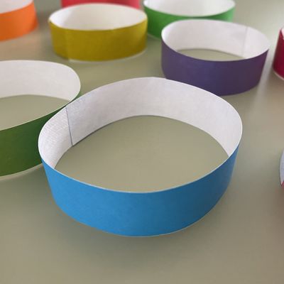 Identificación en papel Tyvek Brazaletes Logotipo personalizado y código de barras para la identificación