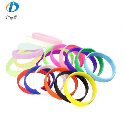 Pulsera de silicona personalizada de forma de dibujo animado perfecta para un aspecto casual y deportivo