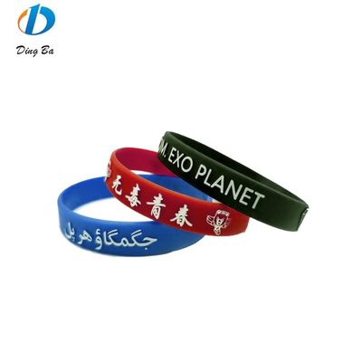 Pulsera de silicona personalizada de forma de dibujo animado perfecta para un aspecto casual y deportivo