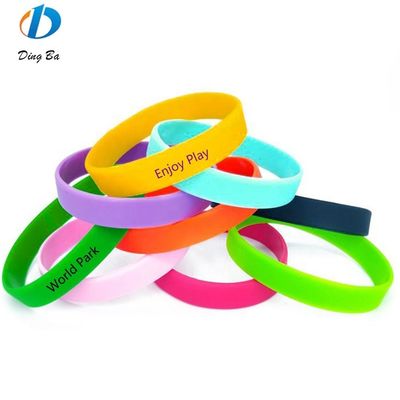 Pulsera de silicona personalizada de forma de dibujo animado perfecta para un aspecto casual y deportivo