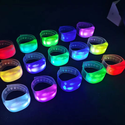 Brazaletes de plástico para todas las necesidades de tu fiesta Brillan en la oscuridad y son duraderos