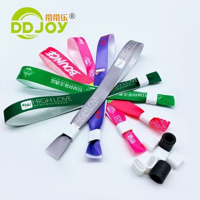 Género Brazaletes de tela de cinta tejida para mujeres en rojo con cerradura de plástico personalizada