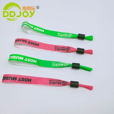 Género Brazaletes de tela de cinta tejida para mujeres en rojo con cerradura de plástico personalizada