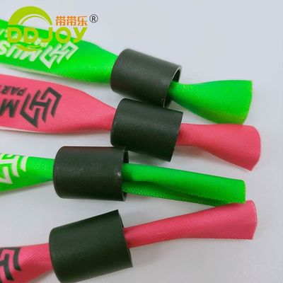 Género Brazaletes de tela de cinta tejida para mujeres en rojo con cerradura de plástico personalizada
