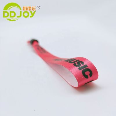 Género Brazaletes de tela de cinta tejida para mujeres en rojo con cerradura de plástico personalizada