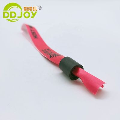 Género Brazaletes de tela de cinta tejida para mujeres en rojo con cerradura de plástico personalizada