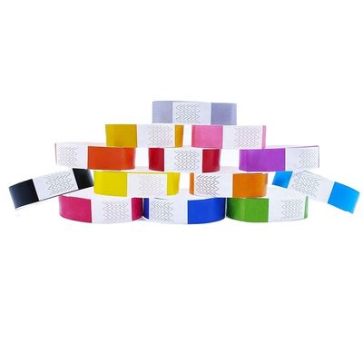 Aseguren sus entradas con pulseras de Tyvek de 3/4 pulgadas y brazalete de papel incluido.