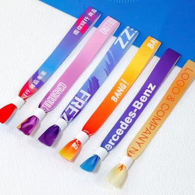 Participación en eventos y festivales con pulseras RFID con tejido de satén e impresión de logotipos