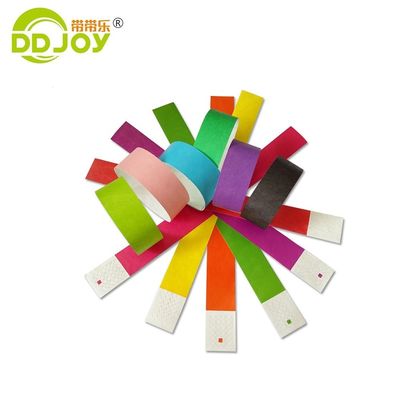 Aseguren sus entradas con pulseras de Tyvek de 3/4 pulgadas y brazalete de papel incluido.