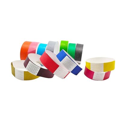 Aseguren sus entradas con pulseras de Tyvek de 3/4 pulgadas y brazalete de papel incluido.
