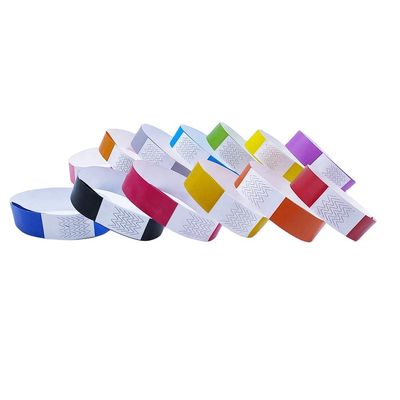 Aseguren sus entradas con pulseras de Tyvek de 3/4 pulgadas y brazalete de papel incluido.