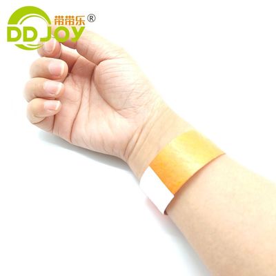 Aseguren sus entradas con pulseras de Tyvek de 3/4 pulgadas y brazalete de papel incluido.