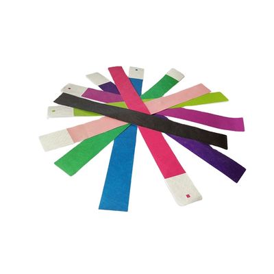 Venta a granel Brazalete Tyvek personalizado con acabado de barniz y etiqueta Impresión de papel personalizada