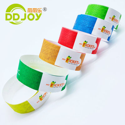 Venta a granel Brazalete Tyvek personalizado con acabado de barniz y etiqueta Impresión de papel personalizada