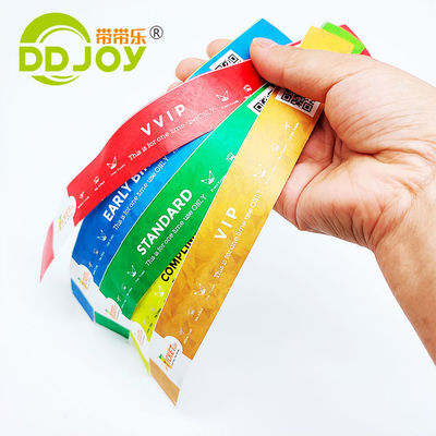 Venta a granel Brazalete Tyvek personalizado con acabado de barniz y etiqueta Impresión de papel personalizada