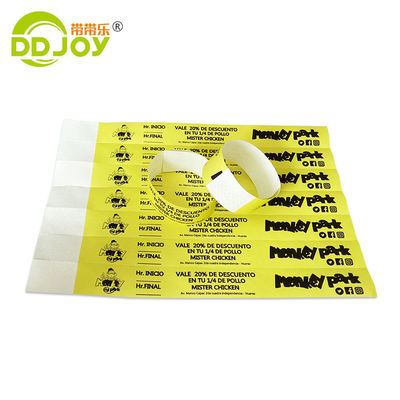 Venta a granel Brazalete Tyvek personalizado con acabado de barniz y etiqueta Impresión de papel personalizada
