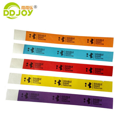 Venta a granel Brazalete Tyvek personalizado con acabado de barniz y etiqueta Impresión de papel personalizada